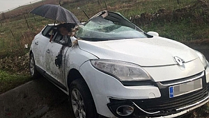 Araçta sıkışan kadına şemsiyeli koruma
