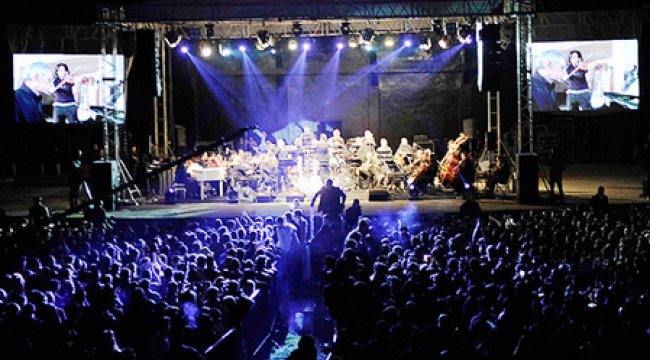 Kaybettiği babasını notalarla andı