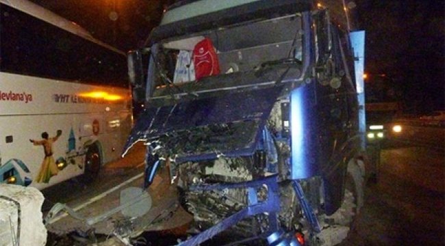Samandıra’da otoyol gişelerine tır çarptı: 1 yaralı