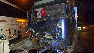 Samandıra’da otoyol gişelerine tır çarptı: 1 yaralı