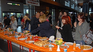 Ukraynalı turistlere sarmalı, poğaçalı karşılama töreni