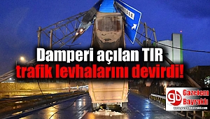 Damperi açılan tır trafik levhalarını devirdi