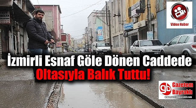 İzmirli Esnaf Göle Dönen Caddede Oltasıyla Balık Tuttu