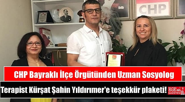 CHP Bayraklı İlçe Örgütünden, Uzman Sosyolog Terapist Kürşat Şahin Yıldırımer'e teşekkür plaketi