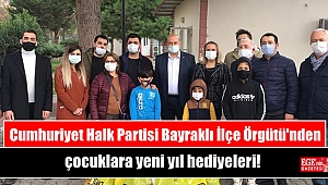 Cumhuriyet Halk Partisi Bayraklı İlçe Örgütü'nden çocuklara yeni yıl hediyeleri