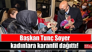 Başkan Tunç Soyer kadınlara karanfil dağıttı