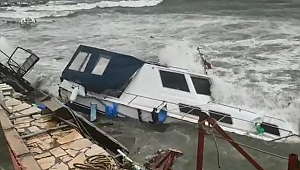 İzmir'de fırtına tekneleri batırdı