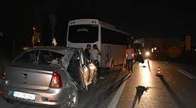 İzmir’de servis aracı ile otomobil çarpıştı