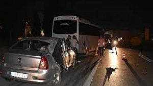 İzmir’de servis aracı ile otomobil çarpıştı