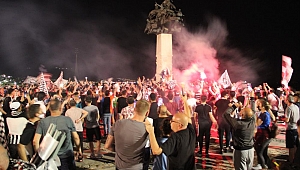 Taraftarlardan İzmir'de coşkulu kutlama