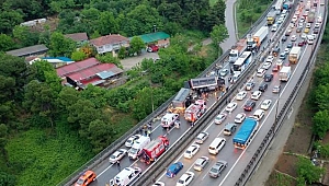 TEM'de zincirleme kazada 20'den fazla araç birbirine girdi: 20 yaralı