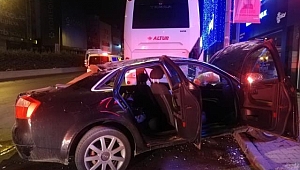 Çöp konteynerleri ile aydınlatma direğine çarpan otomobil takla attı