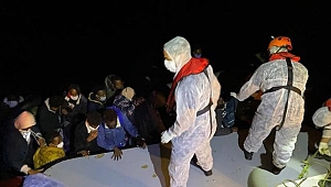İzmir açıklarında Türk kara sularına itilen 32 sığınmacı kurtarıldı