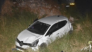 İzmir'de 5 metre yükseklikten yuvarlanan otomobilde sıkışan 2 kişiyi terk edip kaçtı
