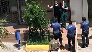 İzmir'de hareketli anlar: Bıçaklı saldırgan, engelli memuru rehin aldı