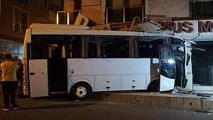 İzmir'de işçi servisi mobilya mağazasına daldı: 12 yaralı