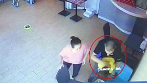 İzmir'de Pizza yerken nefessiz kalan çocuğu Heimlich manevrasıyla böyle kurtardı