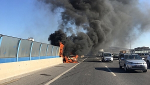 İzmir'de seyir halindeki otomobil alev alev yandı
