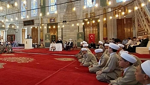 İstanbul'daki camide protokol koltuğu: Sosyal medyada gündem oldu