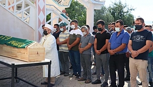 İzmir'de bıçaklanarak öldürülen 3 çocuk annesi kadının cenazesi toprağa verildi
