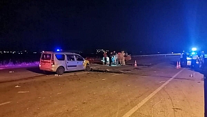 İzmir'de iki otomobilin kafa kafaya çarpıştığı kazada can pazarı: 1'i ağır 11 yaralı