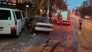 İzmir'de minibüsün otomobile çarptığı kazada 1 kişi öldü