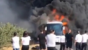 İzmir'de yolcu otobüsü alev alev yandı