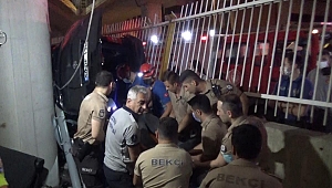 Bayraklı'da feci kaza: Araç viyadükten tren yoluna uçtu: 1 ölü, 5 yaralı
