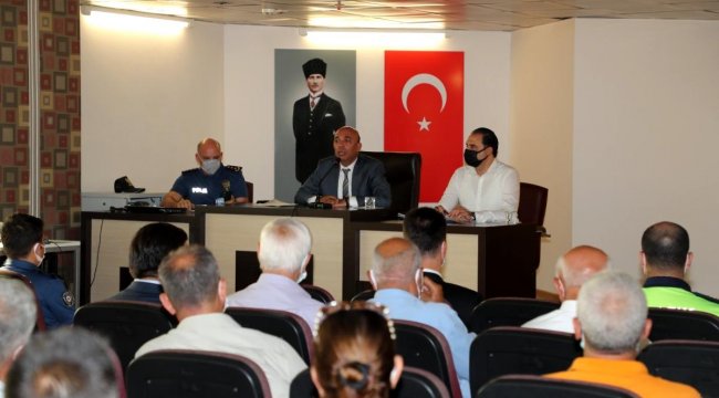 İzmir İl Emniyet Müdürü Mehmet Şahne, muhtarlarla bir araya geldi