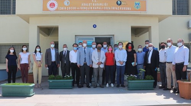 İZSİAD cezaevindeki çocuklara el uzatıyor