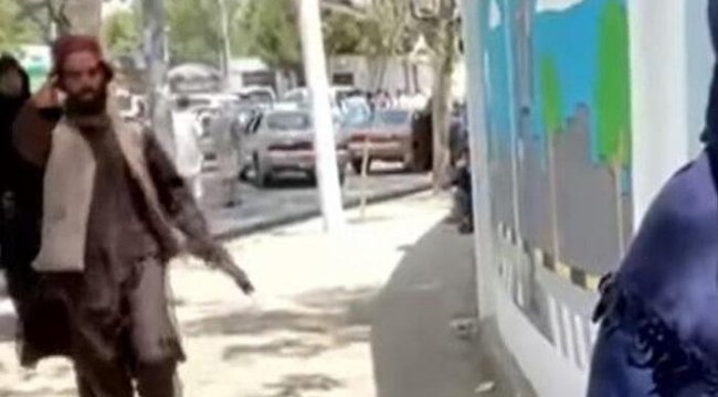 Kabil'de röportaj yapan gazeteci Mehmet Akif Ersoy'a Taliban'dan müdahale! Görüntüleri sildiler