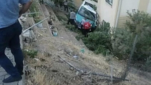 Freni patlayan servis minibüsü bahçeye uçtu: 20 yaralı