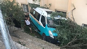 İzmir'de düğüne gidenleri taşıyan minibüs devrildi: 15 yaralı