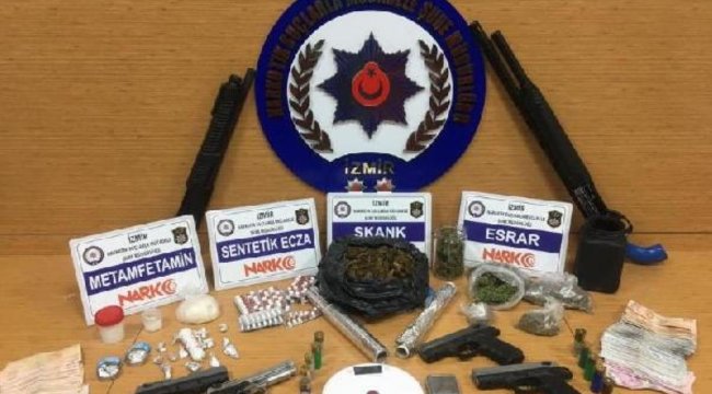 İzmir’de uyuşturucu operasyonunda silahlar da ele geçirildi