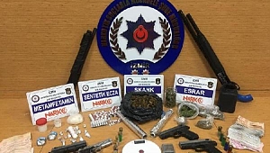 İzmir’de uyuşturucu operasyonunda silahlar da ele geçirildi