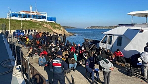 İzmir'de tekneye İHA'lı operasyon; 197 göçmen, 10 organizatör yakalandı