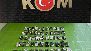 Gazete kağıtlarına sardığı uyuşturucularla yakalandı