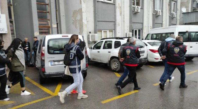 İzmir merkezli kargo dolandırıcılığı operasyonunda 5 şüpheli tutuklandı