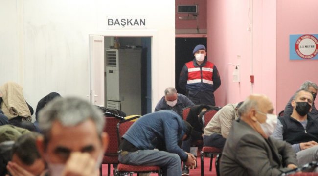 Jandarmayı görünce kumar aletlerini asitle yok etmek istemişler: Sözde sendikaya kumar baskını