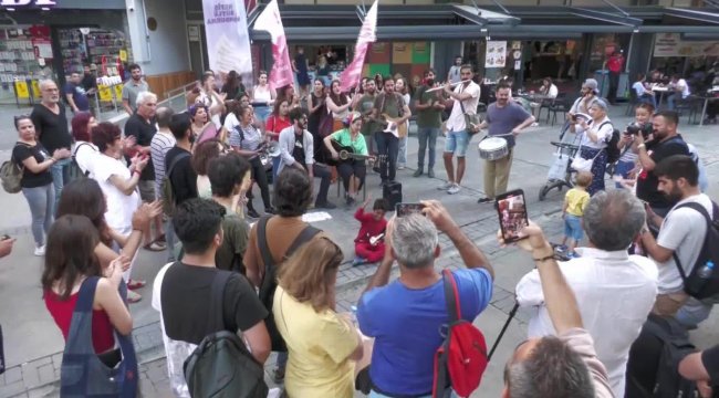 İzmir'de Müzik Yasağına Karşı Müzikli Protesto: 