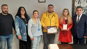 İzmir Toplumsal Uyuşturucu ile Mücadele ve Eğitim Derneği'nden Gazeteci Ece İçmez'e plaket