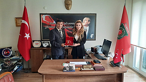 Türkiye Harp Malulü Gaziler Şehit, Dul ve Yetimleri Derneği İzmir Şube Başkanı Recep Doğru'dan Gazeteci Ece İçmez'e plaket