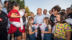 Başkan Soyer Bayındır'daki çiftçi şenliğinde konuştu “Bu topraklarda umudu gençlerimizle büyüteceğiz”