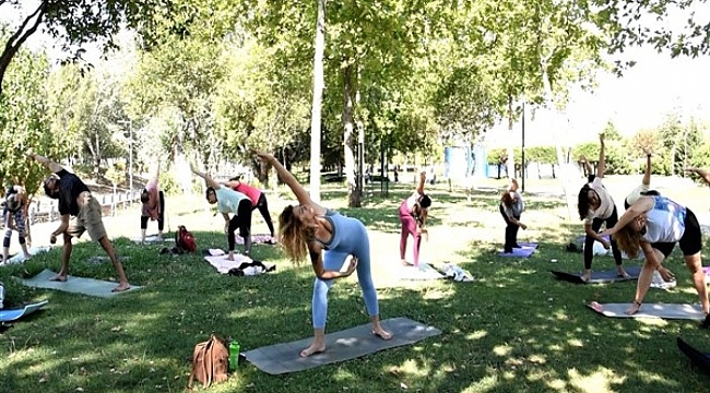 Bornova'da açık havada yoga