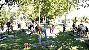 Bornova'da açık havada yoga