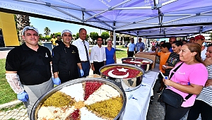 İzmir Büyükşehir Belediyesi aşure bereketini 12 bin kişiyle paylaştı
