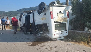 İzmir'de yolcu minibüsü ile otomobil çarpıştı: 5 yaralı