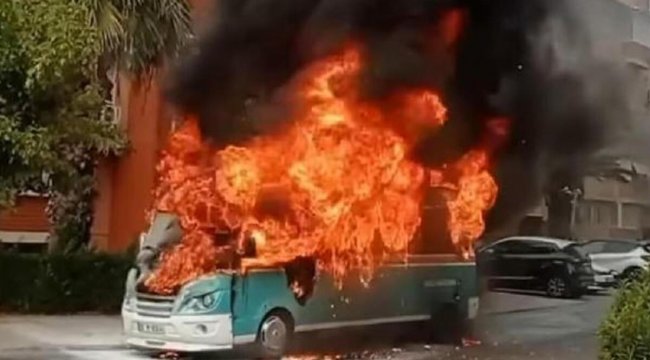 Seyir halindeki yolcu minibüsü alev alev yandı