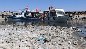 Van Gölü'nün su seviyesi düşünce balıkçı tekneleri karaya oturdu