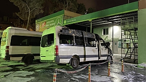 Akaryakıt istasyonu bitişiğinde yanan minibüs kullanılmaz hale geldi